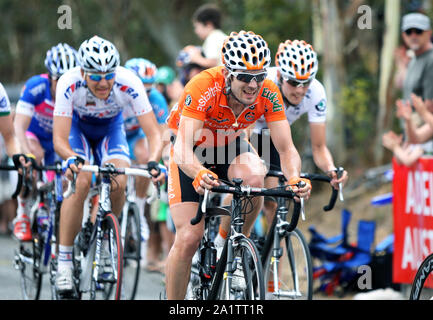 Les cyclistes grimper Thomas Hill Road à la plage dans le sud de l'Australie durant le Tour Down Under course cycliste. Banque D'Images