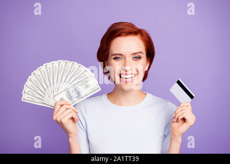 Close up portrait of beautiful pretty cheer elle girl holding sa Banque D'Images