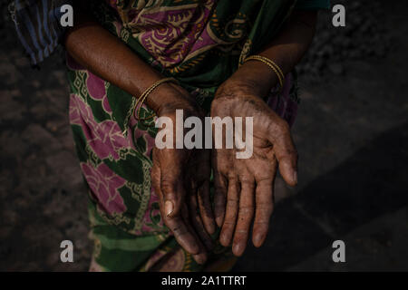 Folesa Begum, 57 ans, montre ses mains en sortes de charbon à brûler dans une briqueterie dans la banlieue de Dhaka, Bangladesh, le 30 avril 2019. Banque D'Images