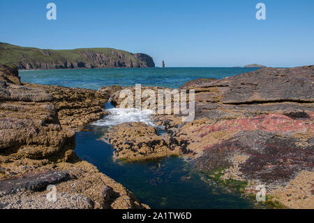 Suis Buachaille Sandwood Bay et pile la mer, Sutherland, NW Scotland Banque D'Images