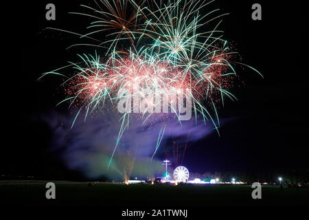 Un feu d'artifice termine le York Balloon Fiesta événement à l''hippodrome de York. Banque D'Images