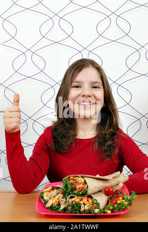 Happy little girl avec burritos et thumb up Banque D'Images