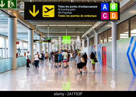 Mallorca, Espagne, le 20 août 2019 : les passagers se déplacent vers l'embarquement à l'aéroport de Palma de Majorque en suivant les instructions Banque D'Images