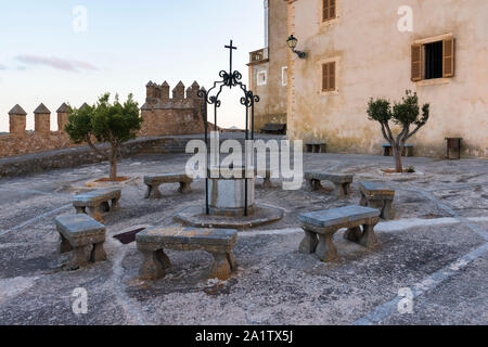 Cloître de bancs et même dans le sanctuaire de Sant Salvador Arta, Majorque Banque D'Images