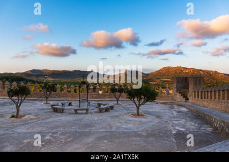 Cloître de bancs et même dans le sanctuaire de Sant Salvador Arta, Majorque Sur l'arrière-plan les montagnes et les nuages au coucher du soleil Banque D'Images