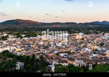 Vue panoramique du sanctuaire de Sant Salvador Arta Majorque, dans la ville hills il y a deux ballons à air chaud Banque D'Images