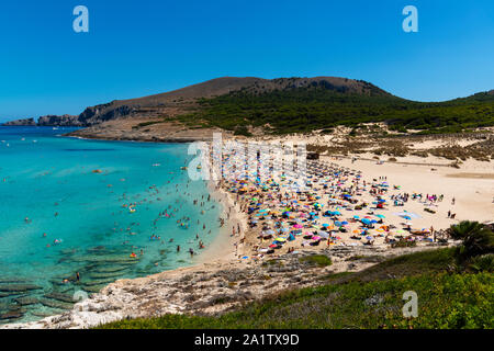 Vue sur la plage de Cala Millor Majorque Espagne avec de nombreux touristes et mer calme Banque D'Images