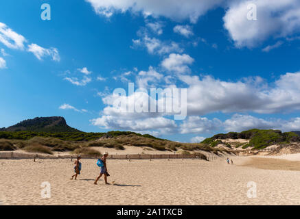 Mallorca, Espagne, le 16 août 2019 : les touristes à pied en face de la réserve de dunes sur la plage de Cala Mesquida l'île de Majorque Banque D'Images