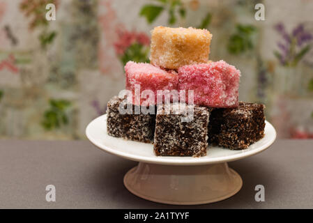 Dessert australien colorés Lamingtons empilés et servi sur un cake stand Banque D'Images