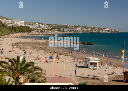 Playa del Ingles, Espagne - Jan 7, 2011 : les touristes sur les plages de détente le long de la côte de Playa del Ingles Banque D'Images