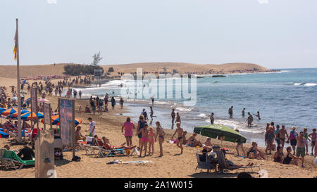 Maspalomas, Espagne - 7 mai 2010 : les touristes profitant du beau temps et sont de détente, natation ou de la marche à côté de la côte Banque D'Images