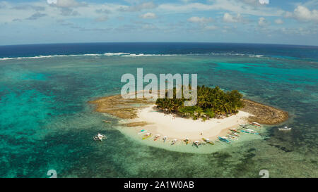 Paysage Tropical : Guyam île avec belle plage, palmiers en vue de dessus de l'eau turquoise. Siargao, Philippines. L'été et les vacances Banque D'Images
