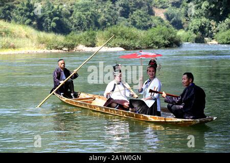 La province du Guizhou, en Chine. Sep 29, 2019. Chine Guizhou-La troisième jambe Bovins Duliujiang Dong Song Festival piano en Qianlie Dong Zhai, Ville, comté Rongjiang Zhongzhen, Qiandongnan Préfecture autonome Miao Dong, province du Guizhou. Plus de 800 chanteurs folk Dong de 38 Dongzhai 42 équipes de chant Duliujiang County, Rong Jiang County, a chanté la chanson de la jambe de vache sous l'ancien arbre banyan au bord de la rivière, a célébré le bétail nationalité Dong song festival piano de la jambe, puis transmis à la culture nationale. Crédit : SIPA Asie/ZUMA/Alamy Fil Live News Banque D'Images