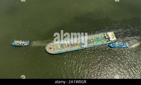 Remorqueurs tirant des barge sur la rivière vue d'en haut. Les remorqueurs et d'un cargo sur la rivière. Banque D'Images