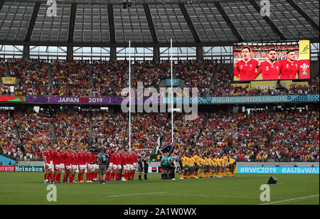 L'Australie et le Pays de Galles s'aligner avant le match de Coupe du Monde de Rugby 2019 au Stade de Tokyo, Japon. Banque D'Images