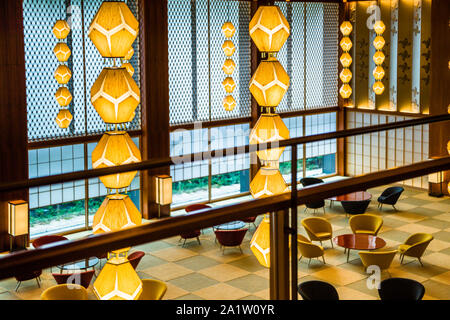 Intérieur de l'hôtel Okura à Tokyo, Japon. La légendaire salle d'attente du hall. La pièce maîtresse est une réplique presque parfaite de l'original. Les clients auraient pleuré lorsqu'ils ont vu le hall pour la première fois. La nouvelle édition rappelle tellement l'original de 1962 Banque D'Images