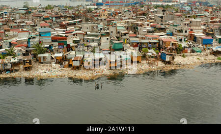 Bidonvilles de Manille près du port. River polluée par le plastique et les déchets. Manille, Philippines. Banque D'Images