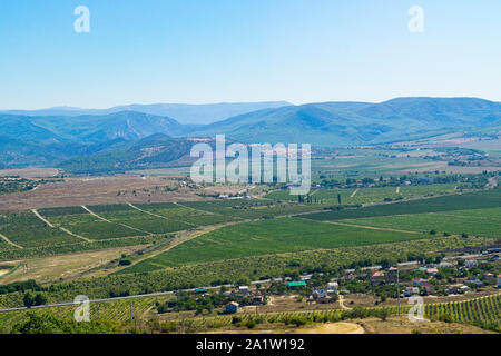 Paysage de Crimée dans l'avant-plan des champs cultivés et derrière les montagnes basses Banque D'Images