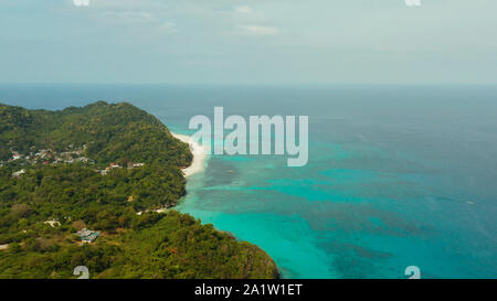 La célèbre île tropicale de Boracay avec plage de sable blanc, hôtels parmi la forêt, vue aérienne. Billet d'été et vacances. Banque D'Images