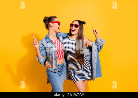 Photo de deux cheveux de brunette lady regarder chaque stand d'autres o isolés Banque D'Images