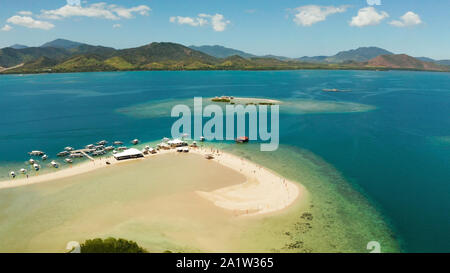 Belle plage sur l'île tropicale entourée de récifs de corail, Sandy bar avec les touristes. Honda Bay Vue d'en haut. Luli island. L'été et les vacances, Philippines, Palawan Banque D'Images