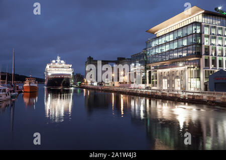 La ville de Cork, Cork, Irlande. 29 Septembre, 2019. Lancé en mai dernier, le navire de croisière Nature overnighted hanséatique au quai Kennedy à proximité du nouveau bâtiment de navigation dans la ville de Cork, Irlande avant son départ plus tard dans la journée pour une croisière aux Açores. - Crédit ; David Creedon / Alamy Live News Banque D'Images