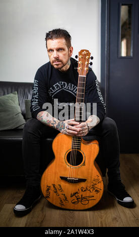 Ricky Warwick du groupe Mega irlandais Thin Lizzy et Black Star Rider's fame sur sa récente tournée promotionnelle pour "un état de grâce à Belfast. Banque D'Images