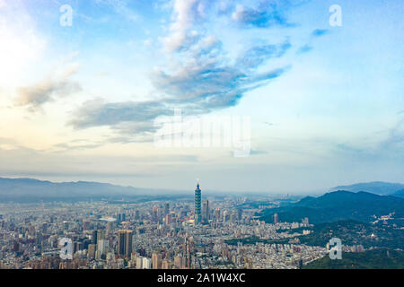 Taipei, Taiwan, 20 juillet 2019 : Skyline de la ville de Taipei au centre-ville de Taipei. Bâtiment Taipei101 pendant le coucher du soleil au crépuscule, le plus haut bâtiment à Taiwan Banque D'Images