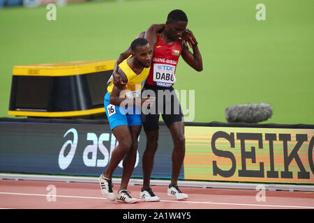 Doha, Qatar. 27 Sep, 2019. (L à R) Jonathan Busby (ARU), Braima Suncar Dabo (SGB) Athlétisme : Championnats du monde IAAF 2019 Doha du 5 000 m hommes à chaleur Khalifa International Stadium de Doha, au Qatar . Credit : YUTAKA/AFLO SPORT/Alamy Live News Banque D'Images