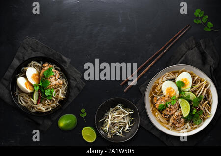 Soupe ramen traditionnel avec des oeufs, de l'alimentation asiatique Banque D'Images