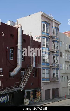 Etats Unis, SAN FRANCISCO-circa 2019 AOÛT--graffiti non identifiés dans le mur Banque D'Images