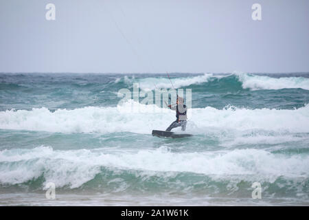 Kite Surfer off Broad Oak Beach Cornwall Banque D'Images