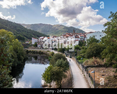 Avis de Ribadavia et la promenade au bord de la rivière Avia dans la province d'Ourense, Galice, Espagne Banque D'Images