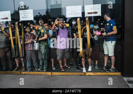 Hong Kong, Chine. Sep 29, 2019. Les gens se tenir dans le centre commercial que l'émeute se poursuit près de quartier commerçant de Hong Kong au cours de l'Anti-Totalitarianism Mars. Près de quatre mois entre manifestations Hongkongais et la police anti-émeute se poursuit et les conflits à venir de l'escalade le 70e anniversaire de la fondation de la Chine communiste. Credit : Keith Tsuji/ZUMA/Alamy Fil Live News Banque D'Images