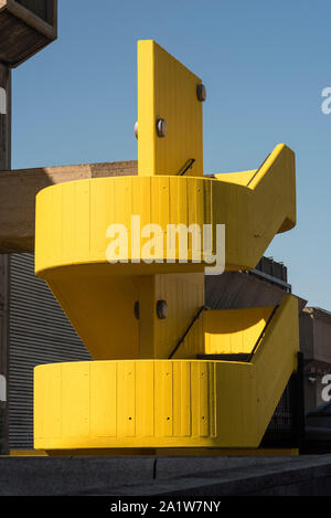 Un jaune lumineux en béton, peint à l'extérieur d'un escalier public theatre. Banque D'Images