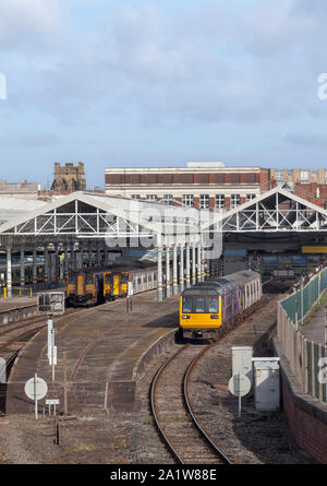 Classe 142 arriva Northern rail train  + stimulateur class 150 sprinter au départ de la gare de Southport Banque D'Images