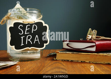 SEP IRA o une woodenlabel manuscrite et de l'argent pour le régime de retraite des employés. Banque D'Images