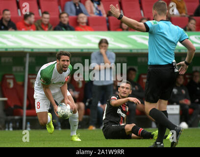 Augsburg, Allemagne. 28 Sep, 2019. Soccer : Bundesliga, FC Augsburg - Bayer Leverkusen, 6e journée dans la WWK-Arena. L'Augsbourg Rani Khedira (l) querelles avec arbitre Robert Kampka. Credit : Stefan Udry/DPA - NOTE IMPORTANTE : en conformité avec les exigences de la DFL Deutsche Fußball Liga ou la DFB Deutscher Fußball-Bund, il est interdit d'utiliser ou avoir utilisé des photographies prises dans le stade et/ou la correspondance dans la séquence sous forme d'images et/ou vidéo-comme des séquences de photos./dpa/Alamy Live News Banque D'Images