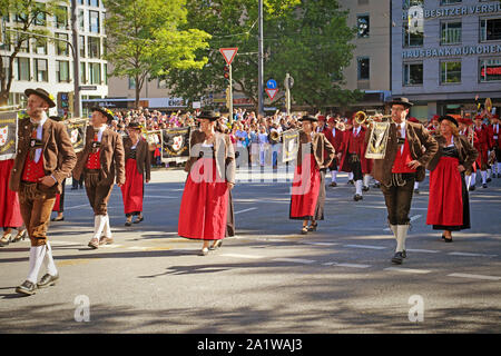 MUNICH, ALLEMAGNE - le 22 septembre 2019 Grande entrée de l'Oktoberfest, les locateurs et les brasseries, parade festive de magnifiques voitures décorées et ban Banque D'Images