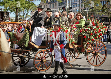 MUNICH, ALLEMAGNE - le 22 septembre 2019 Grande entrée de l'Oktoberfest, les locateurs et les brasseries, parade festive de magnifiques voitures décorées et ban Banque D'Images