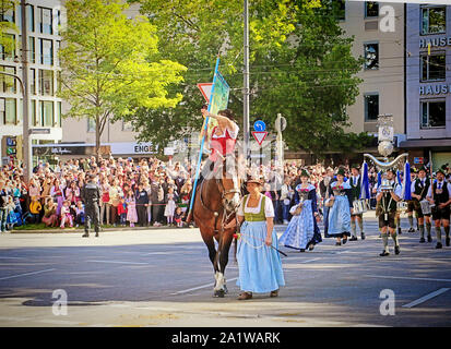 MUNICH, ALLEMAGNE - le 22 septembre 2019 Grande entrée de l'Oktoberfest, les locateurs et les brasseries, parade festive de magnifiques voitures décorées et ban Banque D'Images