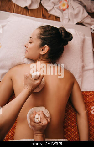 Portrait de ce masseur massage dos avec des boules pour femme à spa Banque D'Images