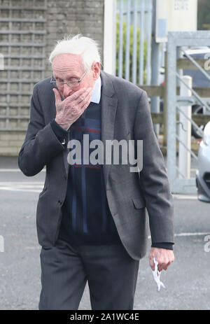 Wrightbus fondateur Sir William Wright arrive à l'église de verts pâturages à Ballymena pour le service du dimanche. Banque D'Images