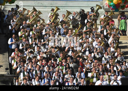 Munich, Allemagne. Sep 29, 2019. Jouer à l'Wiesenwirte vent square concert. L'Oktoberfest dure jusqu'au 6 octobre. Crédit : Felix Hörhager/dpa/Alamy Live News Banque D'Images