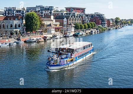 Bateau de plaisance Tourisme sur la Tamise, avec la location d'embarcations de plaisance et les gens le long de la rivière dans l'arrière-plan. Banque D'Images