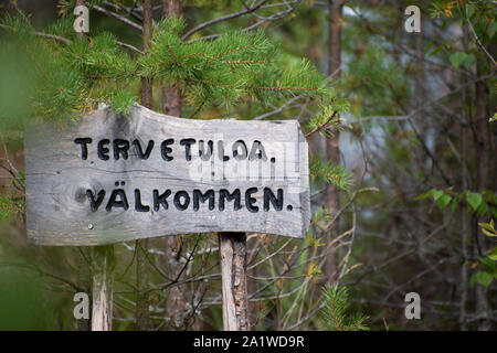 Un signe en finlandais et suédois, en disant : 'bienvenue' dans la forêt Banque D'Images