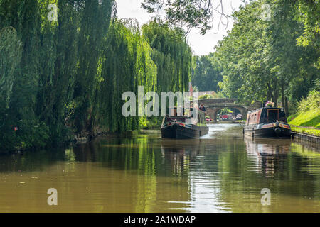 Bateaux étroits, ou des barges, sur le canal de Shropshire Union en Angleterre. Banque D'Images