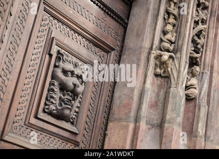 Détail sculpté décoratif porte en bois de l'entrée de la vieille ville gothique Hall Building, Vieille Ville, Prague, République Tchèque Banque D'Images