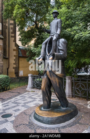 Statue commémorative à l'auteur tchèque Franz Kafka, décrite comme un cheval sur les épaules d'une figure sans tête, rue Vězeňská, Quartier Juif, Prague, Tchéquie. Banque D'Images