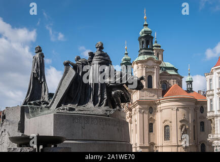 Mémorial de Jan Hus, bâtiment historique avec l'église St Nicholas dans l'arrière-plan, la place de la Vieille Ville, Prague, République Tchèque Banque D'Images